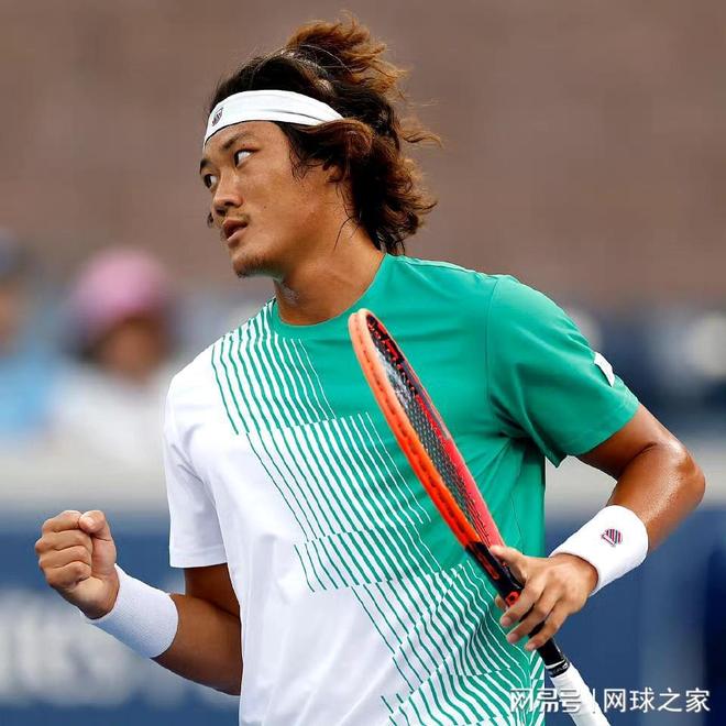 的反手救球 的反手救球